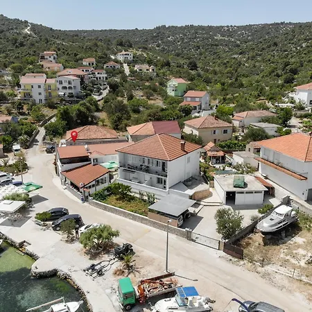 Lägenhet With Parking Space Vinisce, Trogir - 25373 Vinišće