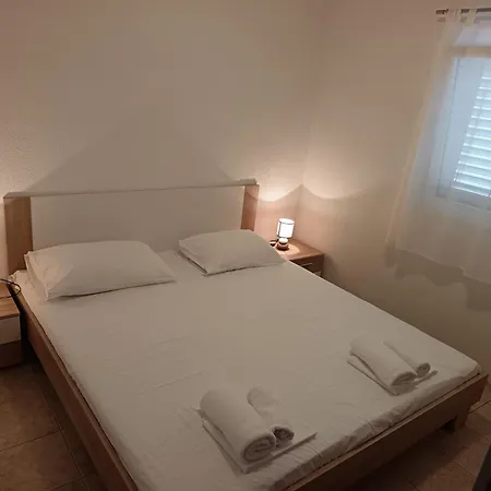 Lägenhet With Parking Space Vinisce, Trogir - 25373 Vinišće